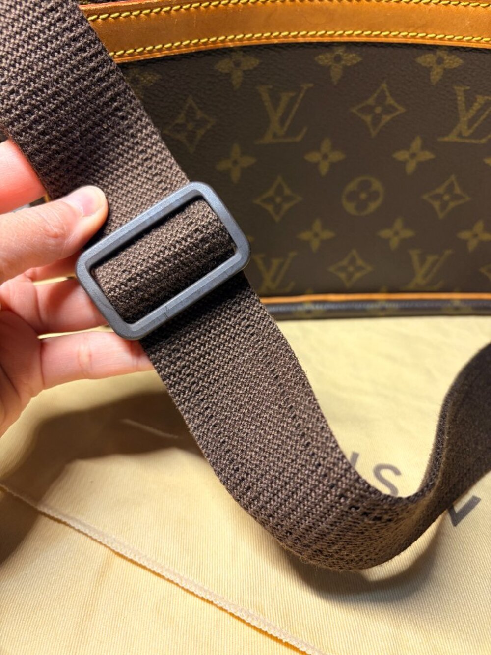 Authentic Louis Vuitton Monogram Reporter PM Shoulder/Crossbody Bag - Picture 8 of 10